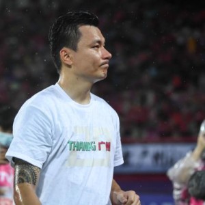 郜林穿“THANK！广州”衣服谢球迷 称广州踢得更主动